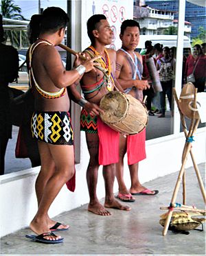 Archivo:Aborignes de la cultura Guna Yala tocando su música en el puerto de Colón.