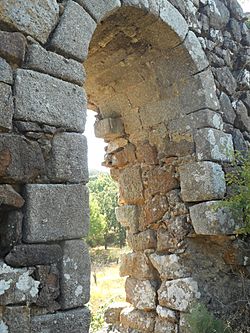 Archivo:Arco de la puerta de entrada al fortín romano de la Calzada de Béjar