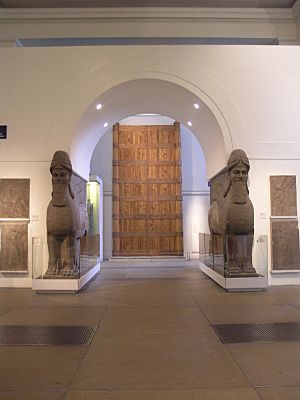 Archivo:BM; RM6 - ANE, Assyrian Sculpture 14 West Wall (M + N) ~ Assyrian Empire + Lamassu, Gates at Balawat, Relief Panel's & Full Projection.3