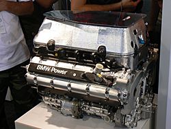 Archivo:BMW V10 F1 engine - Pit Lane Park 2007 - 002