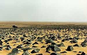 Archivo:Basaltic Rocks in Desert in Libya
