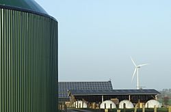 Archivo:Biogas Photovoltaik Wind