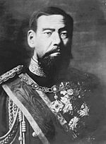 Archivo:Black and white photo of emperor Meiji of Japan