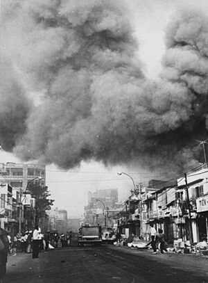 Archivo:Black smoke covers areas of the capital city and fire trucks rush to the scenes of fires set during attacks by the Viet - NARA - 541874