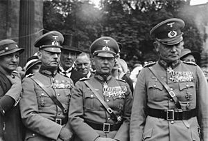 Archivo:Bundesarchiv Bild 102-01817A, v. Rundstedt, v. Fritsch, v. Blomberg