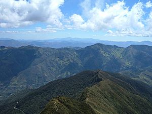 Archivo:Cajanuma visto desde una montaña.