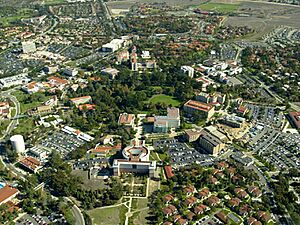Archivo:Campus of the University of California, Irvine (aerial view, circa 2006)