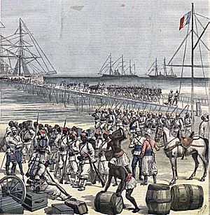 Archivo:Desembarco en Cotonou de tropas senegalesas. Le Petit Journal, 21may1892