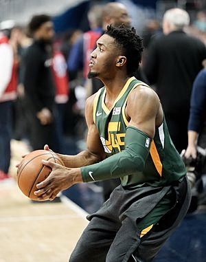 Archivo:Donovan Mitchell shooting (cropped)