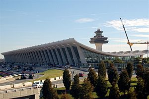 Archivo:Dulles Airport Terminal