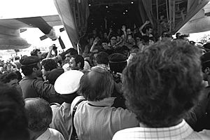 Archivo:Flickr - Government Press Office (GPO) - Rescued Air France Passengers