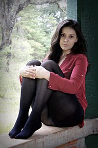 Archivo:Girl in red shirt and black tights
