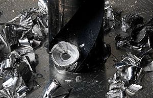 Archivo:HSS Twist Drill into Aluminium with Lubricant