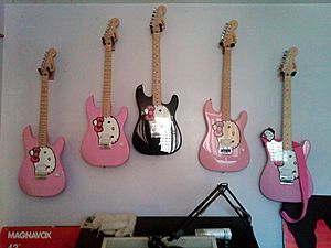 Archivo:Hello Kitty guitar wall (by tikijohn)