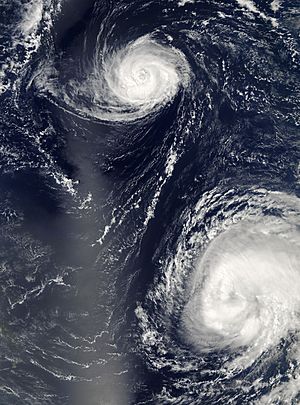 Archivo:Hurricanes Gordon Helene 2006