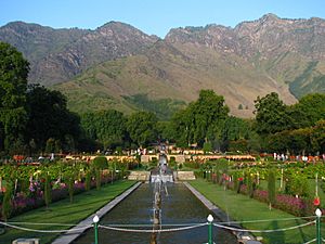 Archivo:India - Srinagar - 023 - Nishat Bagh Mughal Gardens