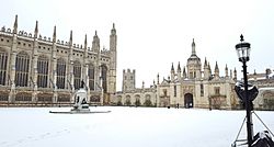 Archivo:King's College, Cambridge, in the snow 2