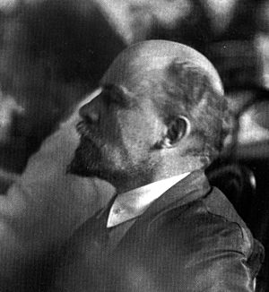Archivo:Lenin's half face