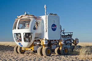 Archivo:Lunar Electric Rover 2008 desert testing