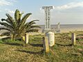 Monumento del Club de Leones en la costa sobre e Río de la Plata