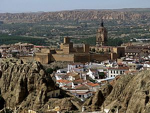 Archivo:Moorish Castle - Cathedral - in Guadix Spain - panoramio
