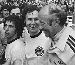 Archivo:Muller, Beckenbauer en trainer Schon 1974