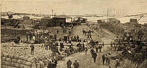 Archivo:Obreros huelgistas esperan al Crucero Esmeralda