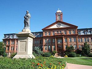 Archivo:Old Main Hall, Regis University Main Campus