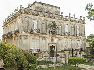 Archivo:One of Merida's twin mansions “Las Casas Gemelas”