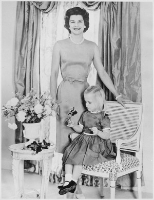 Archivo:Photograph of Betty Ford with Daughter, Susan Ford - NARA - 186845