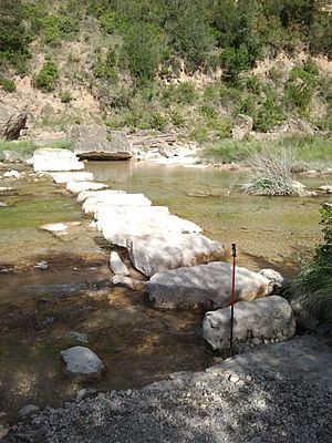 Archivo:Piedras en el río