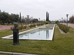 Archivo:Pinto Parque Juan Carlos I Statue