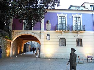 Archivo:Pontevedra Capital Plaza Méndez Núñez Arco y estatua Valle-Inclán