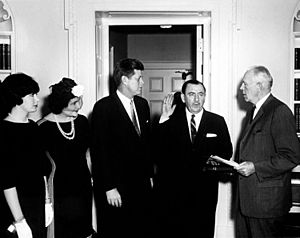 Archivo:President John F. Kennedy Attends Swearing-In of Thomas D'Alesandro