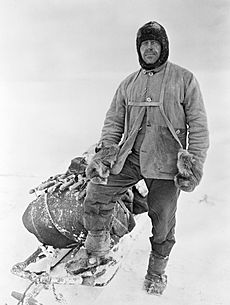 Archivo:R. F. Scott 1911 in polar gear (cropped)
