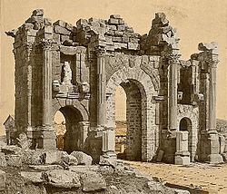Archivo:Roman Arch of Trajan at Thamugadi (Timgad), Algeria 04966r