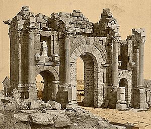 Archivo:Roman Arch of Trajan at Thamugadi (Timgad), Algeria 04966r