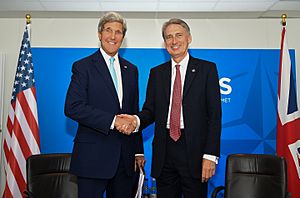 Archivo:Secretary Kerry, British Foreign Secretary Hammond Shake Hands Before Meeting at NATO Summit in Wales (15146048165)