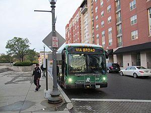 Archivo:Southbound R-Line bus on Park Row West, October 2014