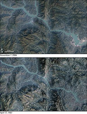 Archivo:ThreeGorgesDam-Landsat7