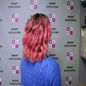 Archivo:Tinte de cabello color rosa fantasía con degradado