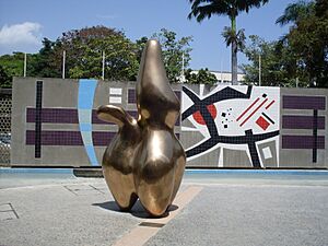 Archivo:UCV 2015-045a Escultura de Jean Arp 1953, Pastor de nubes