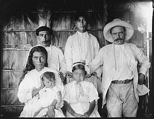 Archivo:1919 The Barrientos family