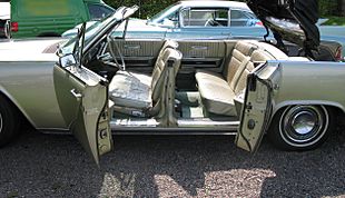 Archivo:1960s Lincoln Continental convertible with suicide doors open