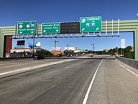 2018-07-08 08 19 10 View west along Interstate 78 (New Jersey Turnpike Newark Bay Extension) at the exit for New Jersey State Route 139 in Jersey City, Hudson County, New Jersey.jpg