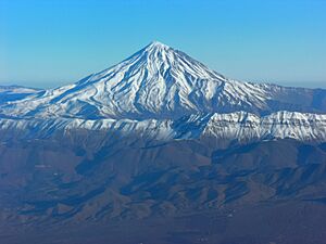 Archivo:Aerial View of Damavand 26.11.2008 04-25-38