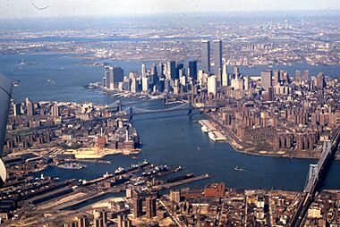 Archivo:Aerial view of East River, Lower Manhattan, New York Harbor, 1981