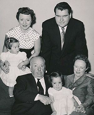 Archivo:Alfred Hitchcock and family circa 1955