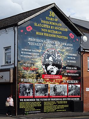Archivo:Anti-Sinn Fein Display on Facade - Along Shankill Road - Belfast - Northern Ireland - UK (42714718125)