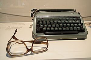 Archivo:Arno Schmidt Schreibmaschine u Brille